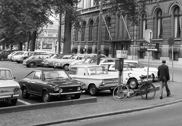 Fiat 850 geparkeerd in Den Haag (1972)