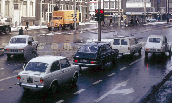 Fiat 850 voor een stoplicht (1972)
