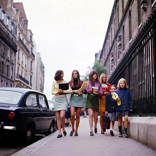 Fiat 850 in Parijs met dames in minirok