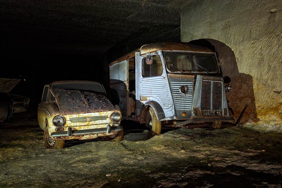 Fiat 850 Special in een grot