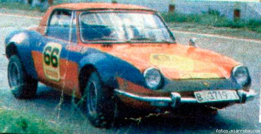 Manuel Juncosa naast de 850 in een test gepubliceerd door Autopista in januari 73