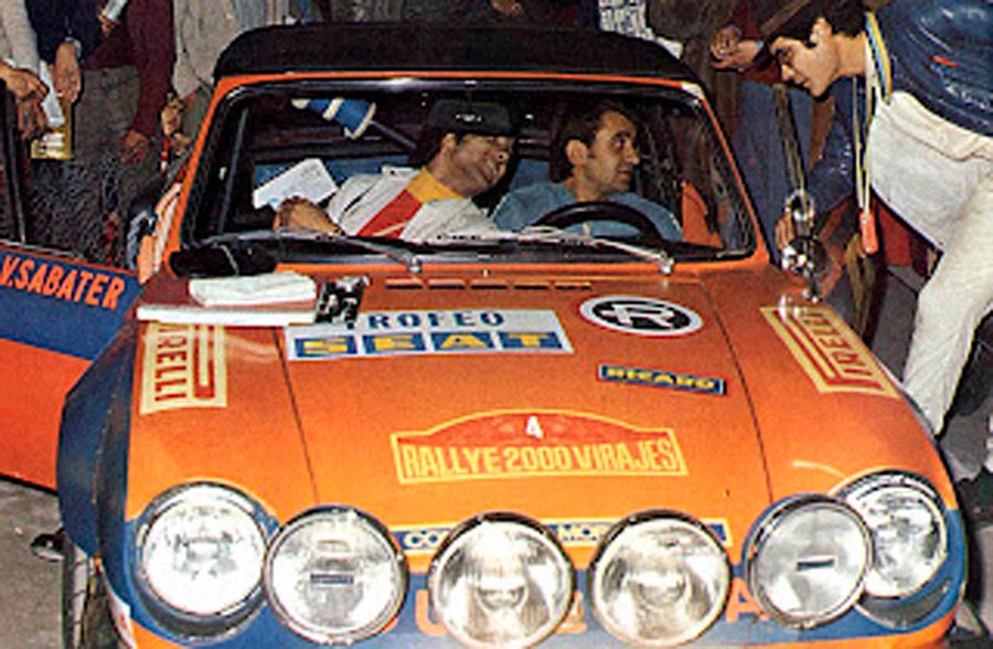 Manuel Juncosa naast de 850 in een test gepubliceerd door Autopista in januari 73